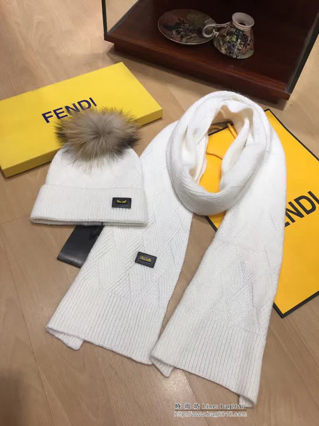 FENDI芬迪 新款羊絨配狐狸毛球 原單帽子圍巾套裝 時尚又保暖 LLWJ7908